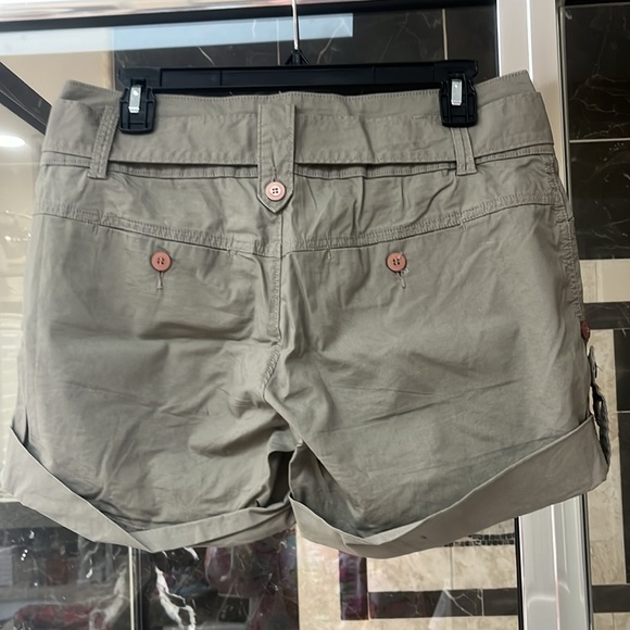 Apt.9 army green shorts, size 6, excellent condition. - Picture 5 of 6